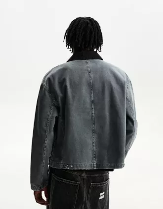 Jacke mit kontrastierendem Kragen